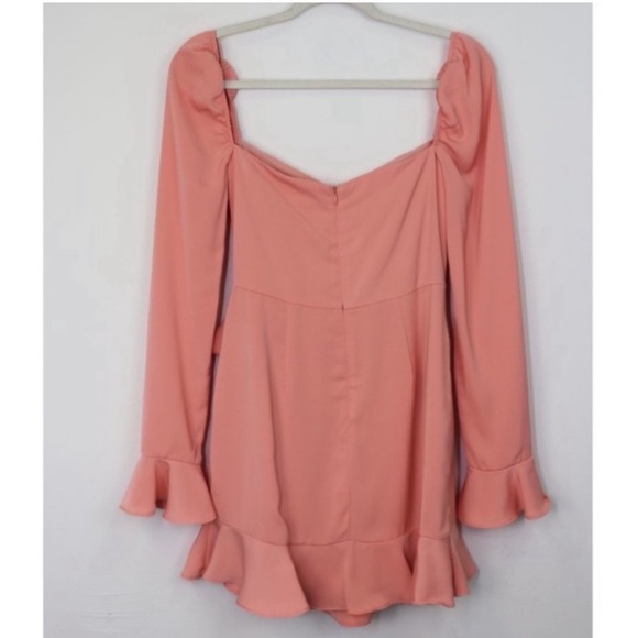 Superdown Khloe Ruffle
(NWT
(NWT
Sleeve Mini Dress
Sz M - Picture 5 of 5